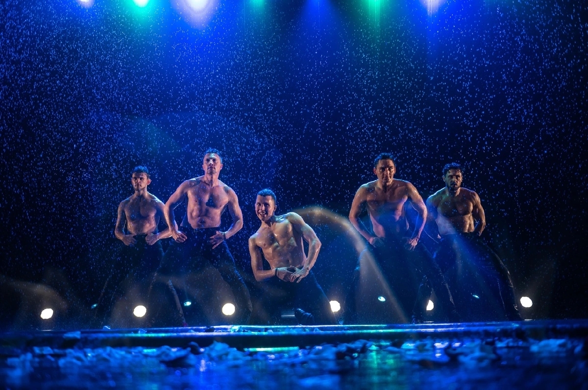 Концерт «Шоу под дождём» в Зимнем театре: танцевальная магия Санкт-Петербурга