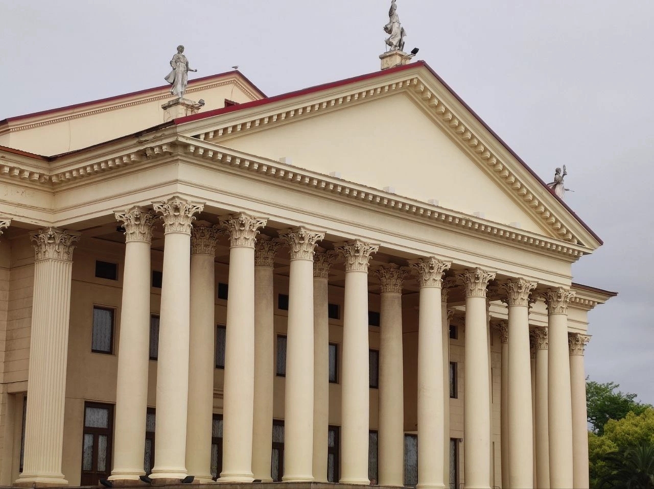 Занавес вот-вот взлетит — мы в финальной подготовке к премьере мюзикла «Незнайка в царстве малюток»!